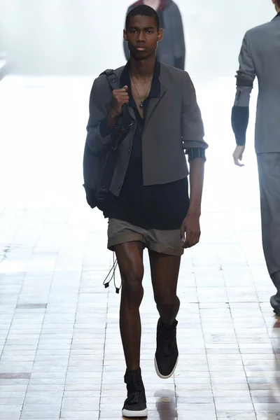 Look 18